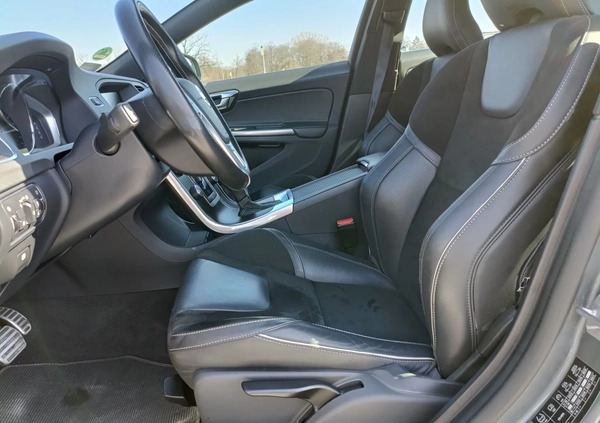 Volvo V60 cena 60800 przebieg: 142000, rok produkcji 2017 z Gdańsk małe 211